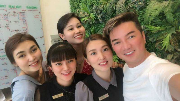 Ca sĩ Đàm Vĩnh Hưng chụp ảnh selfie với các nhân viên của trung tâm