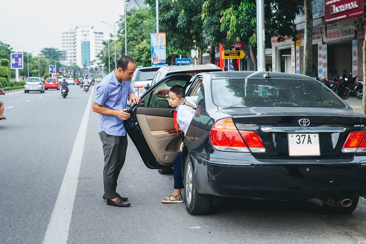 Luôn mở cửa xe an toàn.