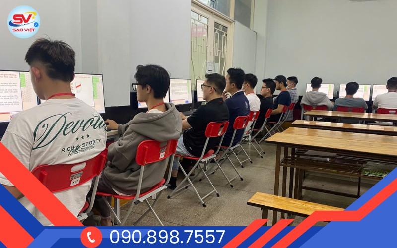 học viên học lý thuyết trên máy tính